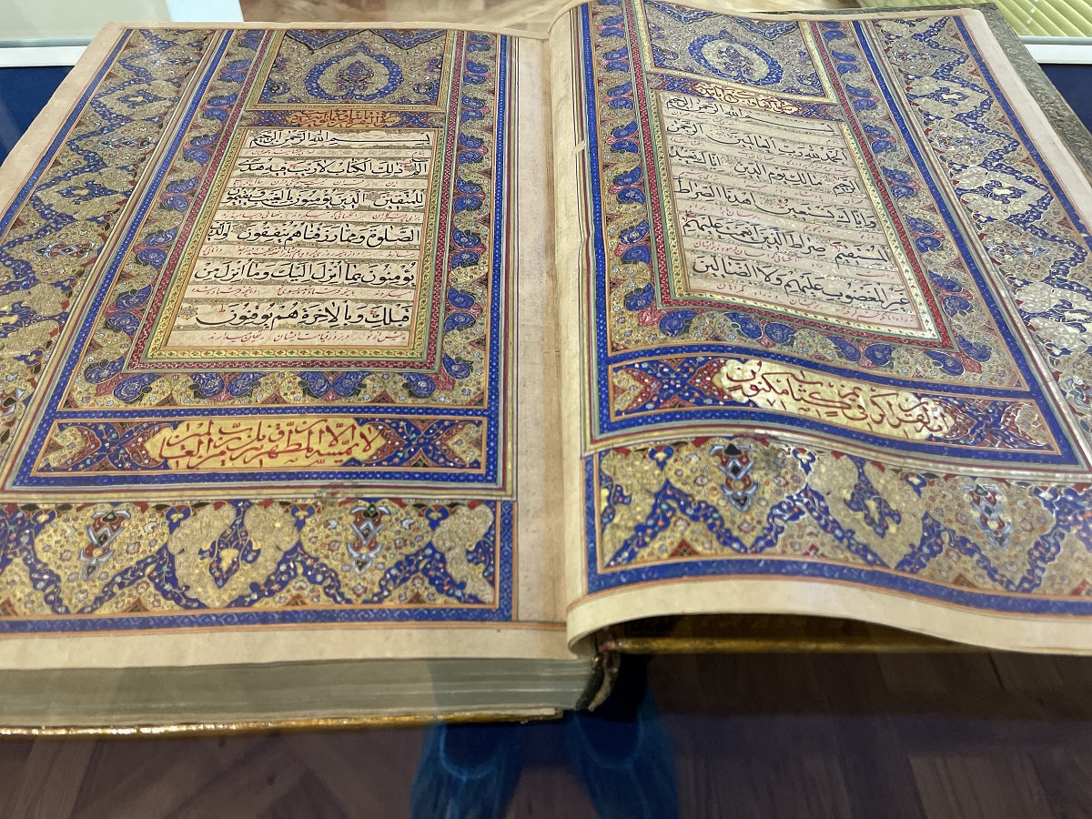 نمایش گزیده‌ای از قرآن‌های خطی موزه کتابخانه مجموعه فرهنگی‌تاریخی نیاوران